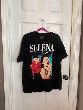 Selena Black Short Sleeve Graphic Tee - Icon Print